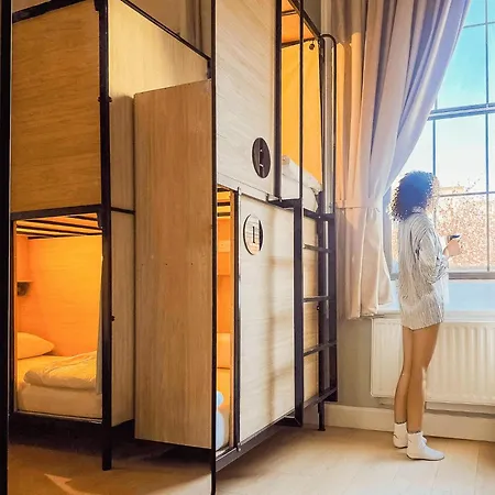 Gardiner House بيت شباب