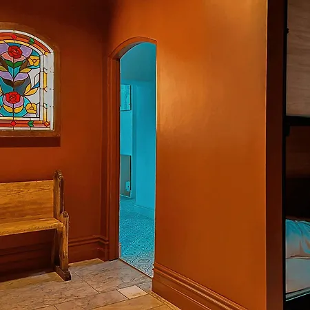 بيت شباب Gardiner House *