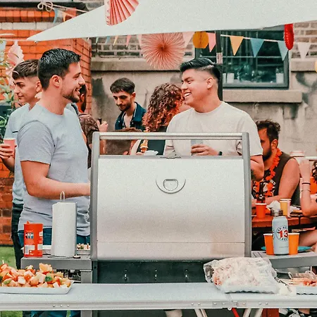 Gardiner House بيت شباب