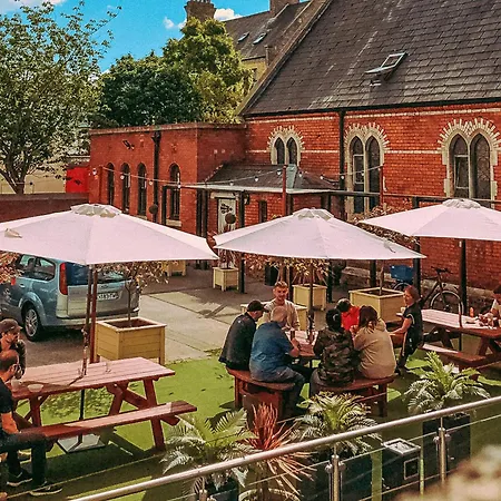 Gardiner House بيت شباب