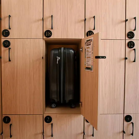 بيت شباب Gardiner House *