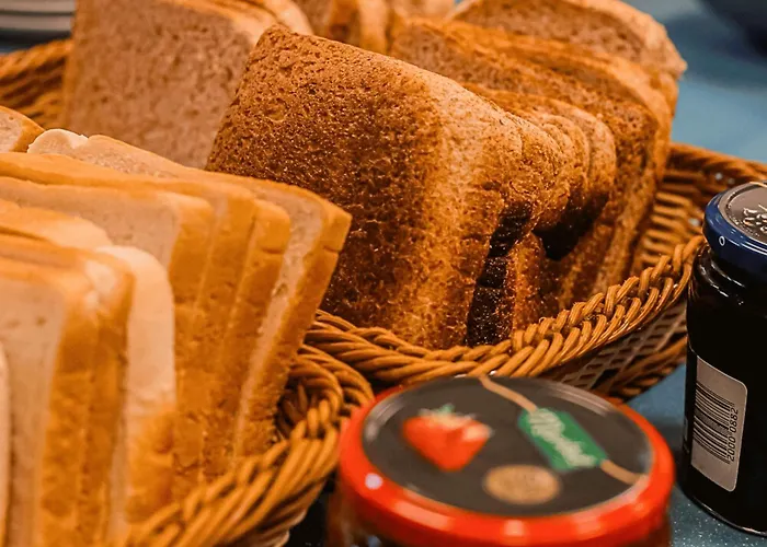 Gardiner House Hostel *